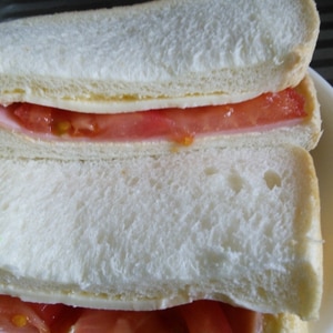 トマトとハムとチーズのサンドイッチ